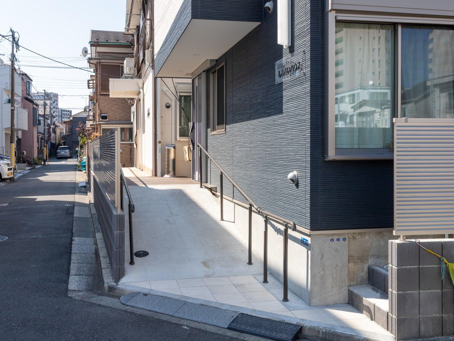 スロープのある建物入口