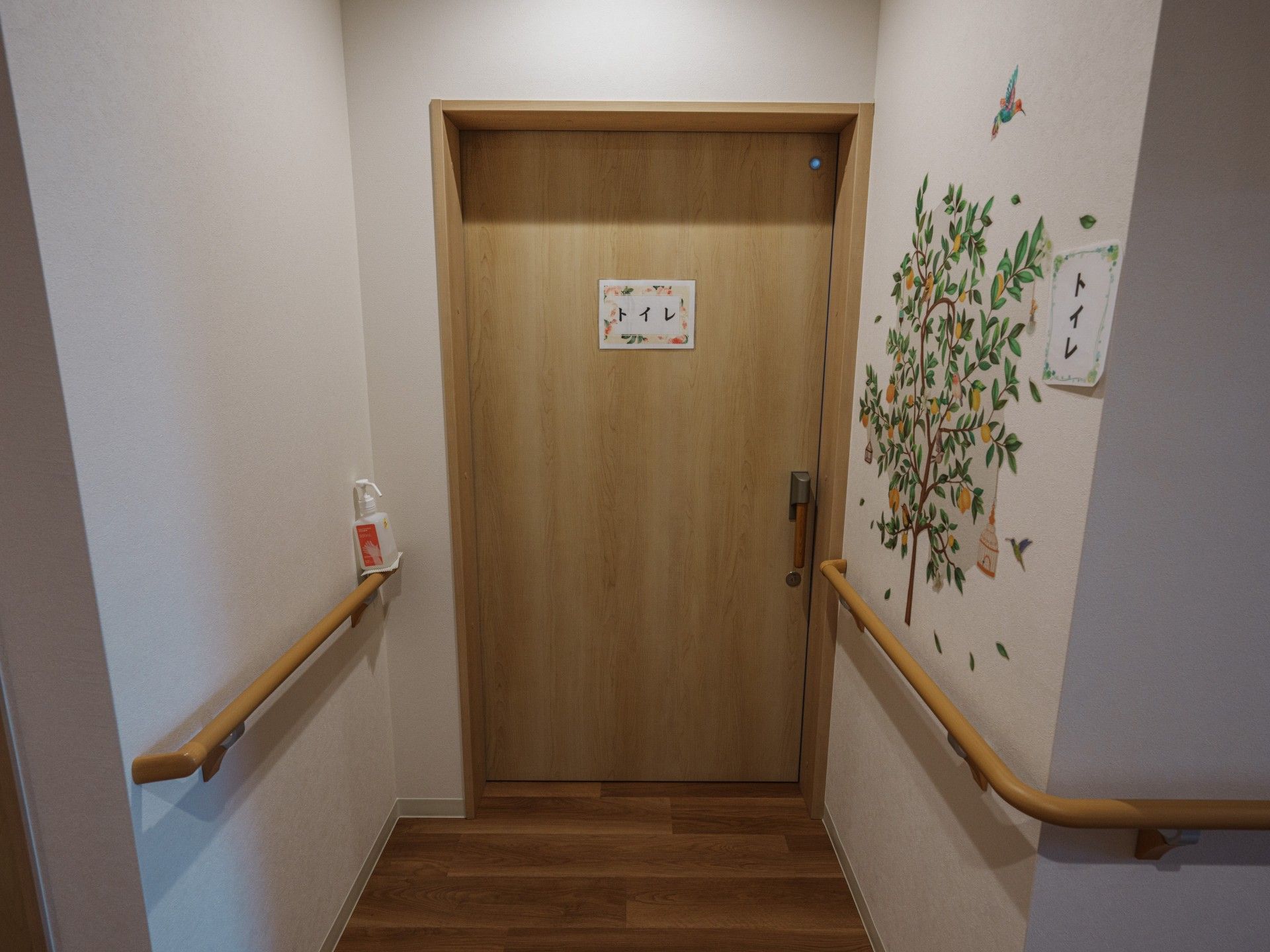 手すり付きの廊下と扉