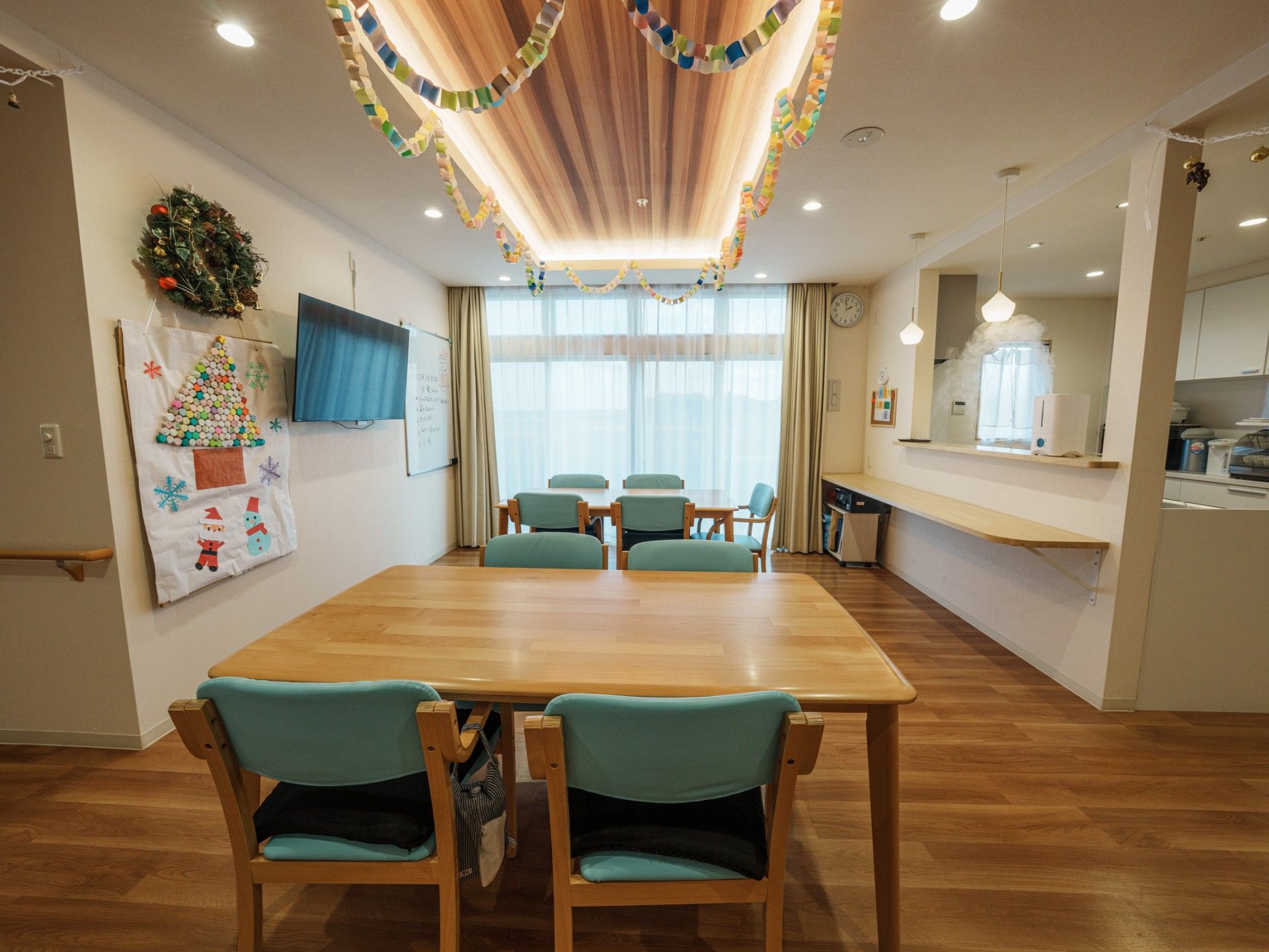 飾り付けのある食事スペース