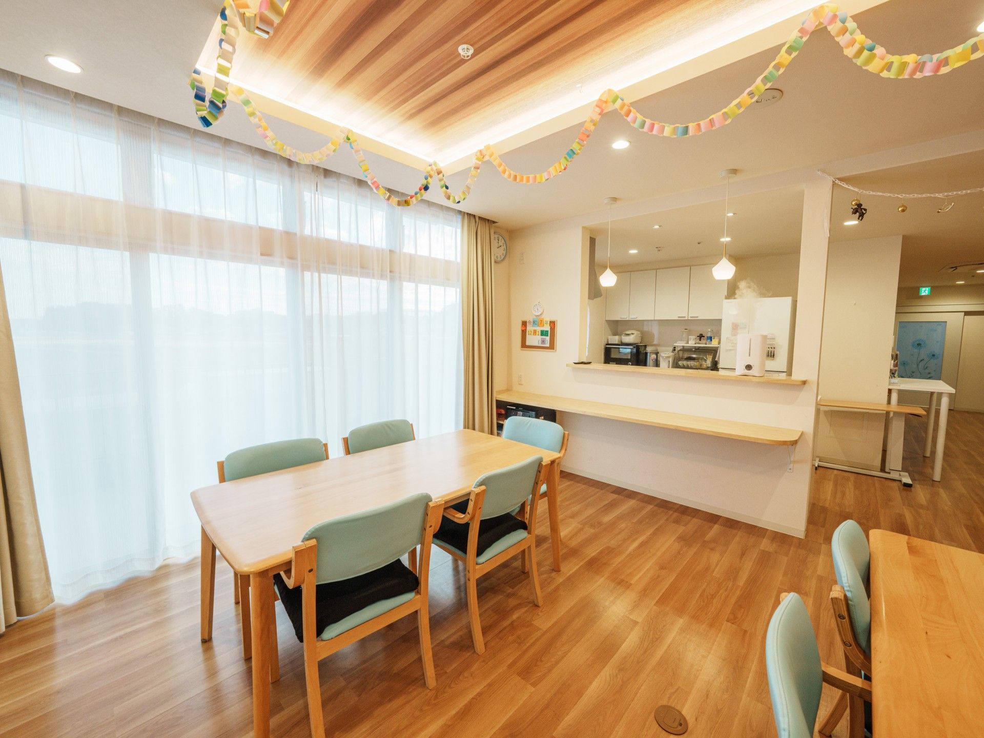 明るい食事スペース