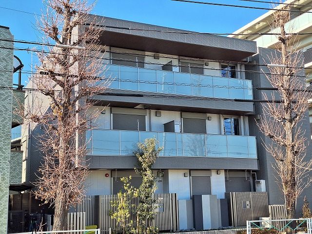 3階建ての建物外観