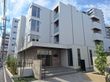 落ち着いた外観の建物