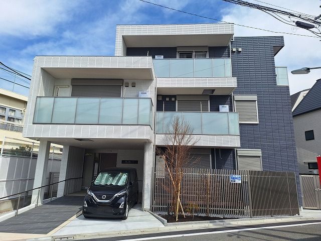 3階建ての建物外観