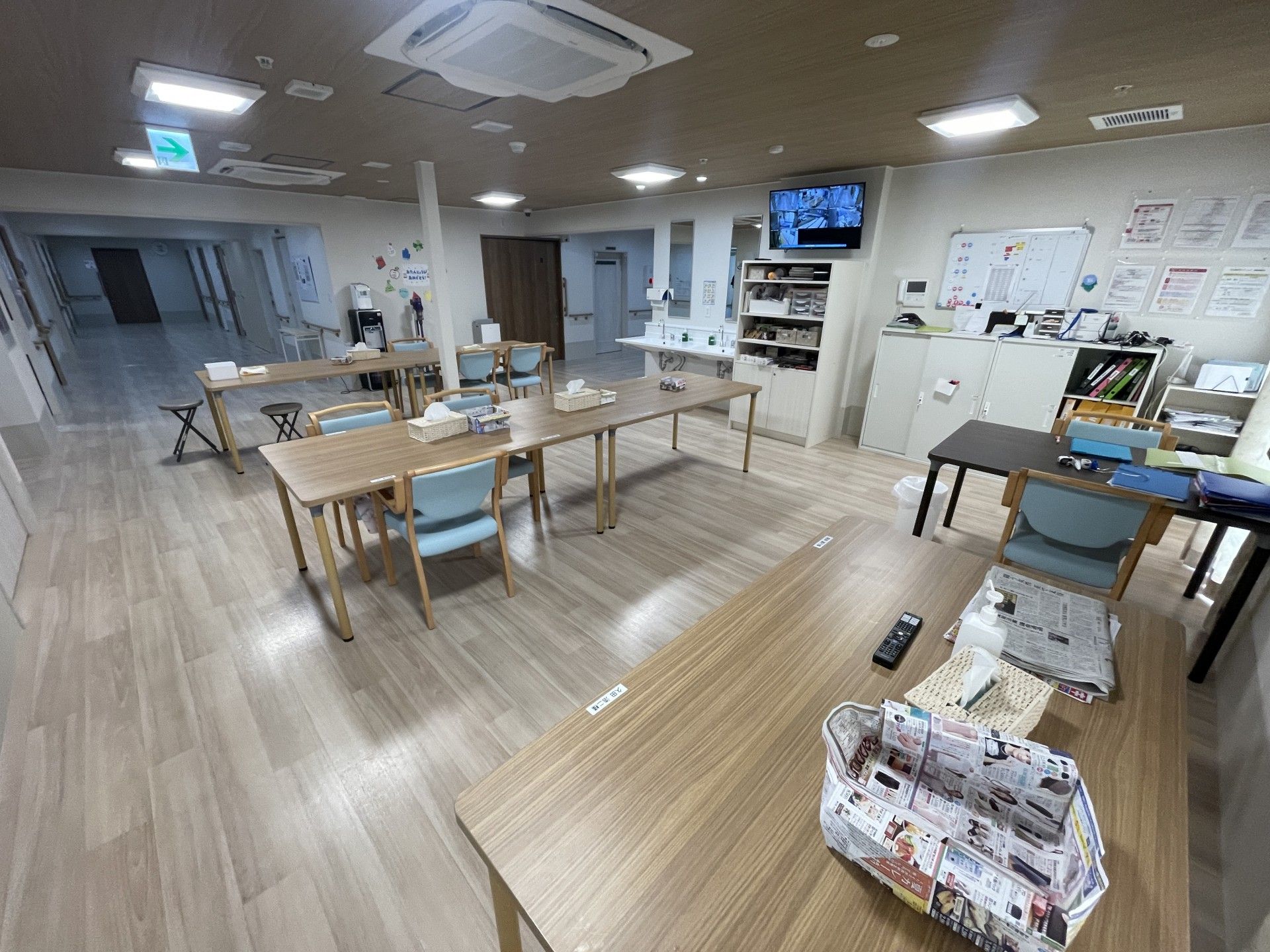 広いテーブルのある部屋