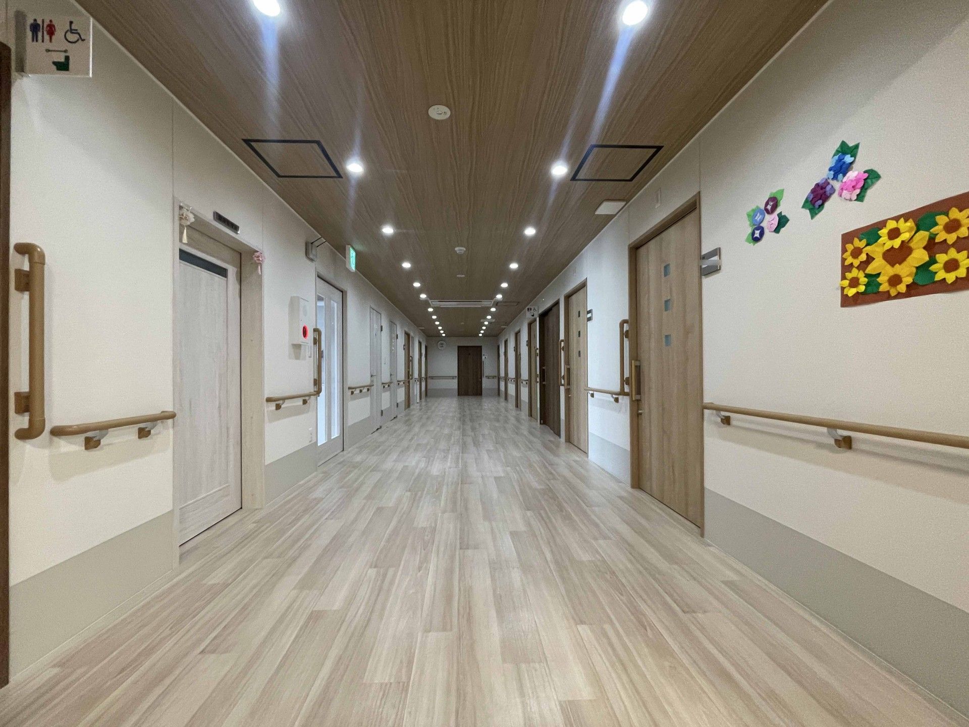 手すり付きの長い廊下