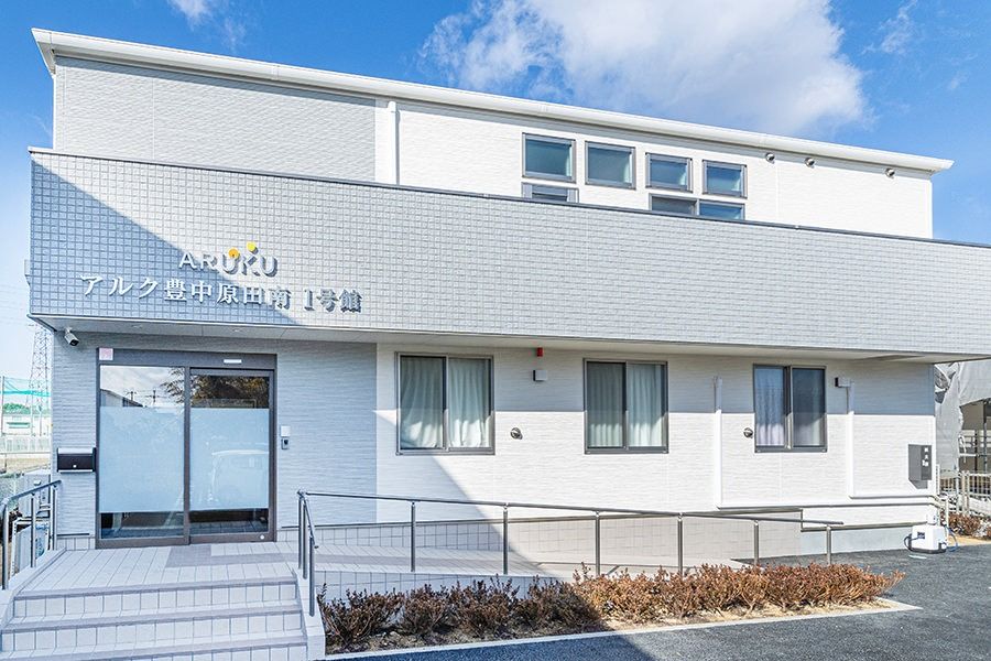 白い建物の外観