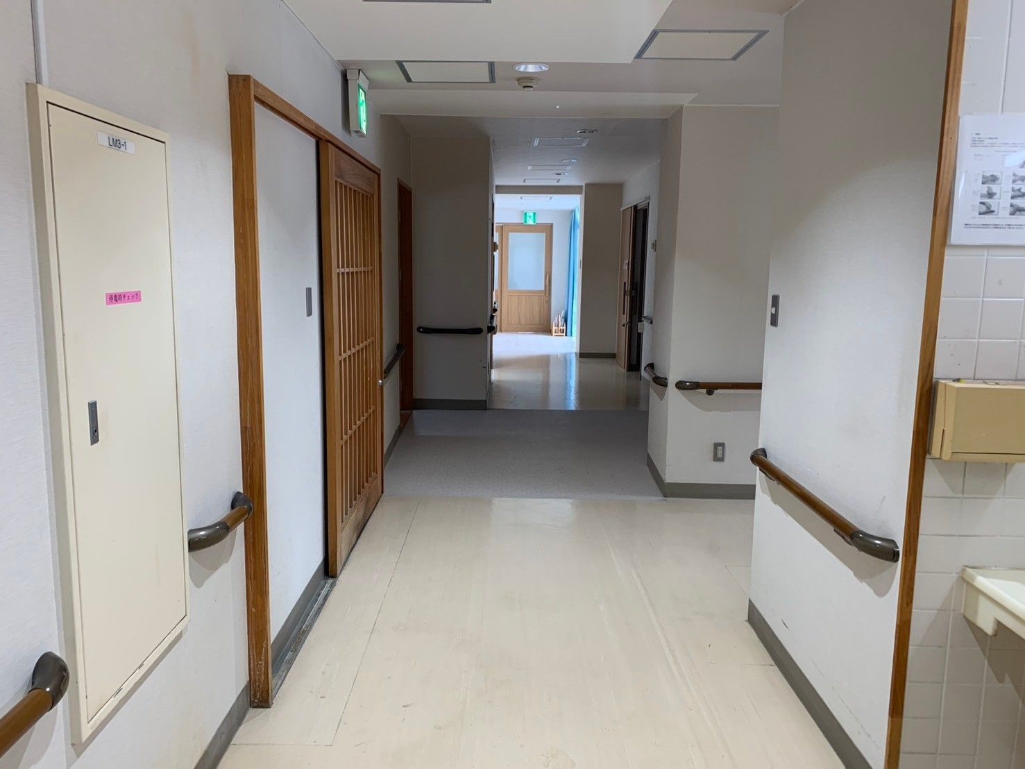 安全な手すり付き廊下