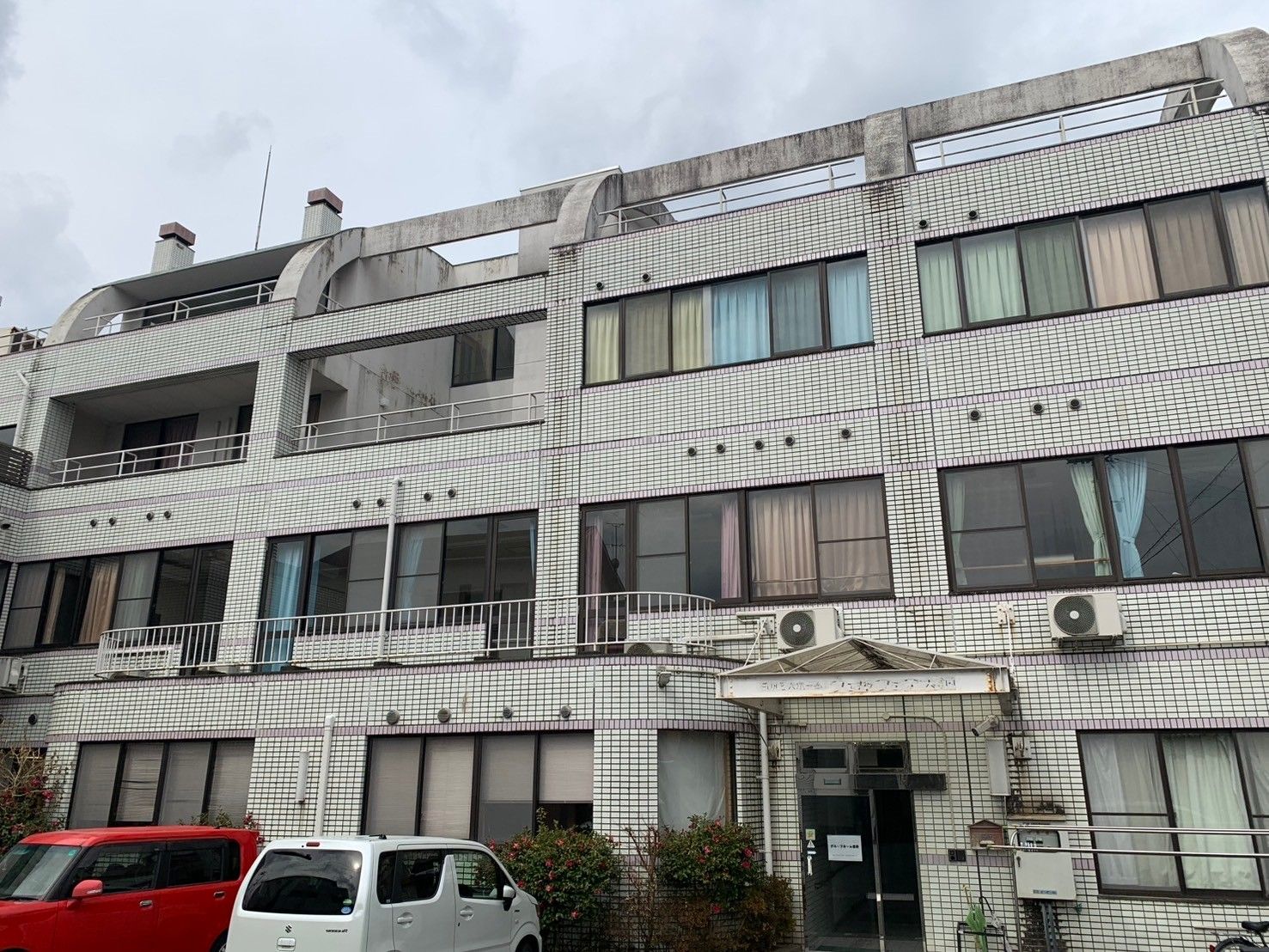 白い外壁の建物