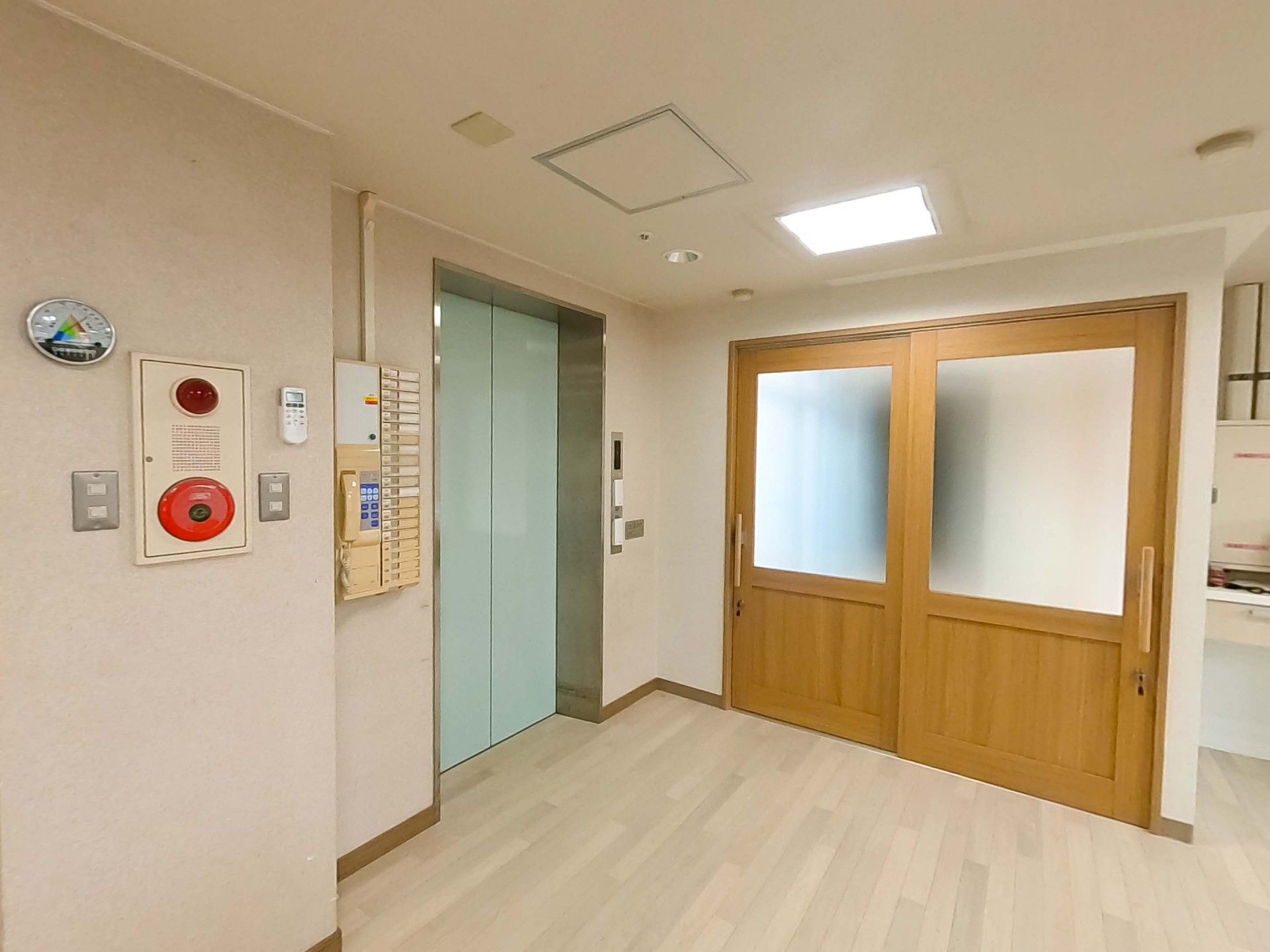 エレベーター前の廊下