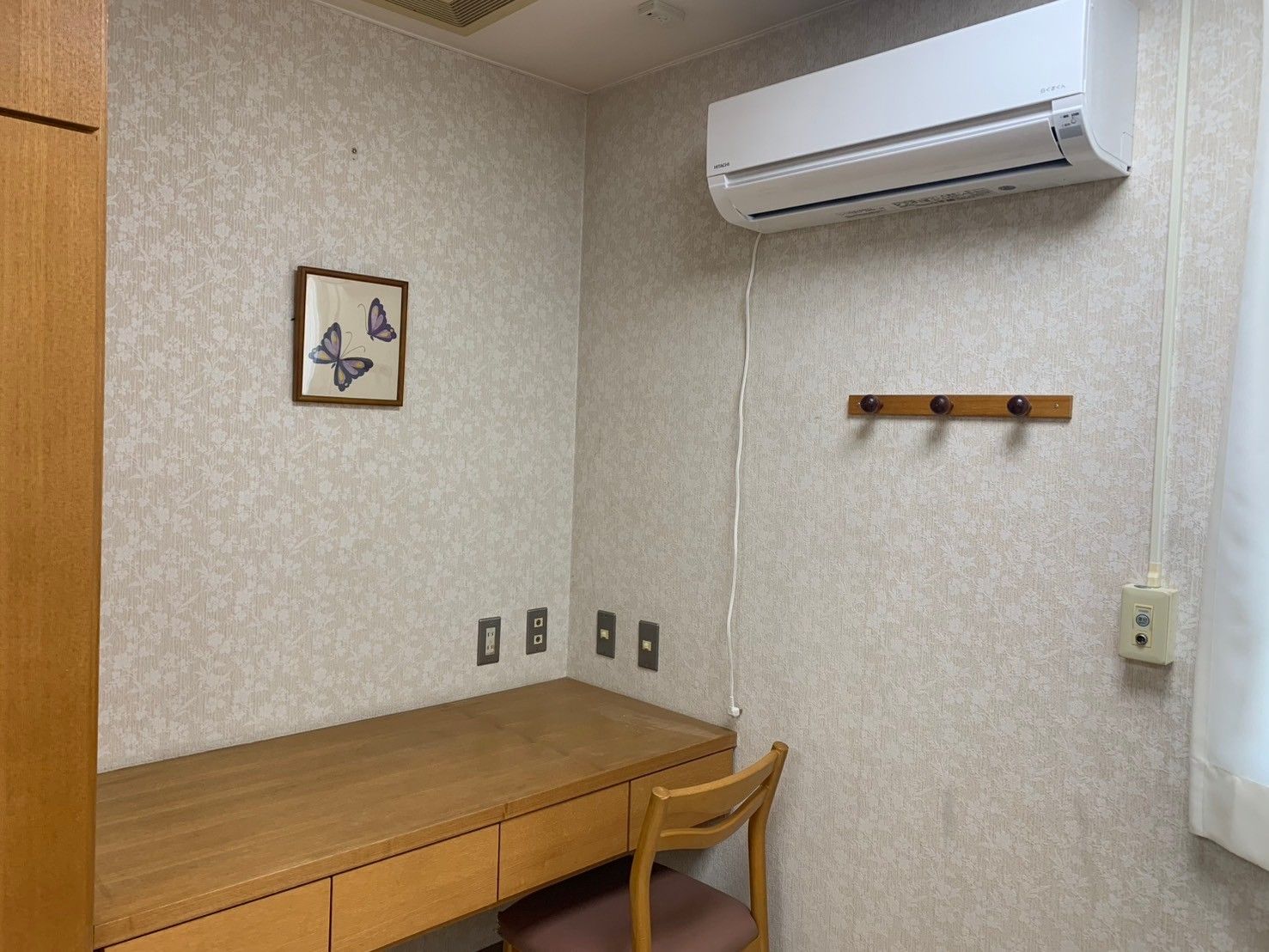 机と椅子のある部屋