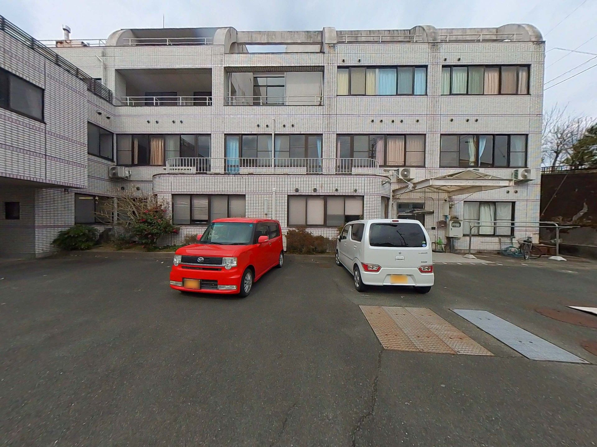 駐車場のある建物外観