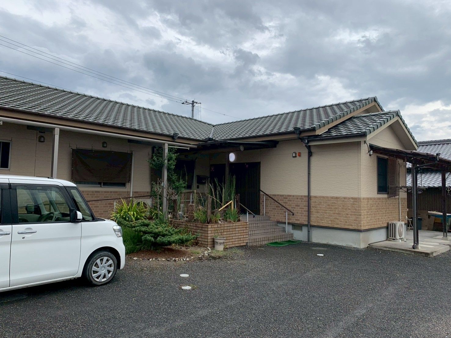 落ち着いた外観の建物