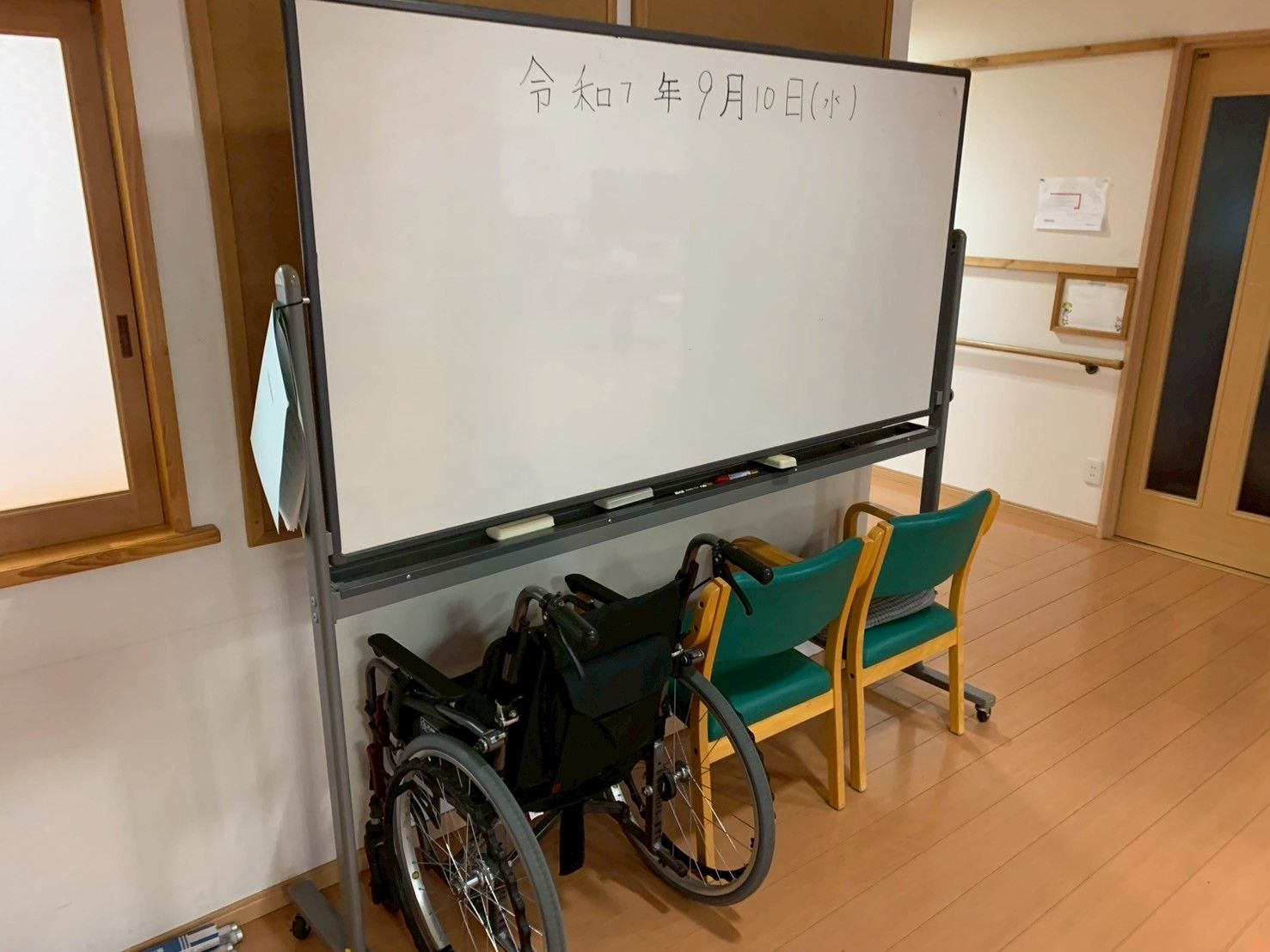 ホワイトボードと椅子