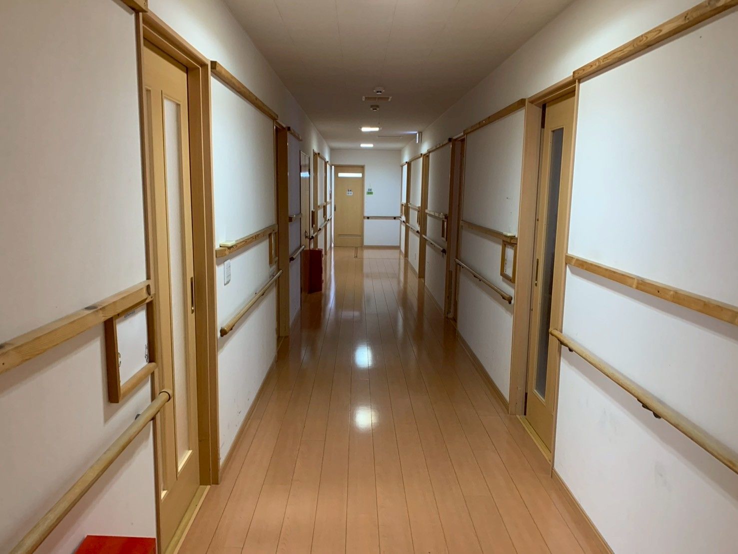 手すり付きの廊下
