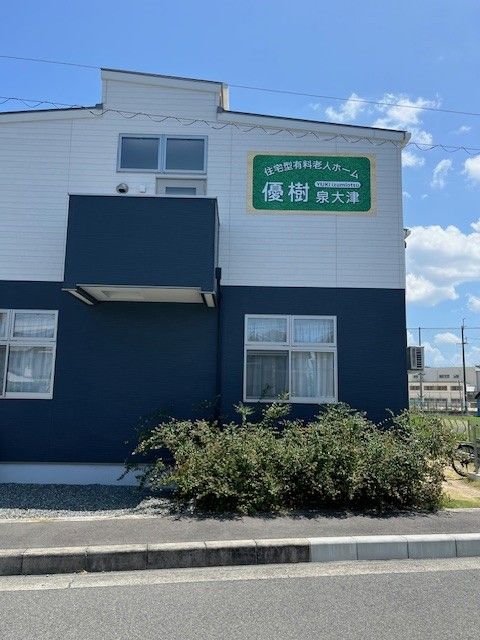 静かな通り沿いの建物