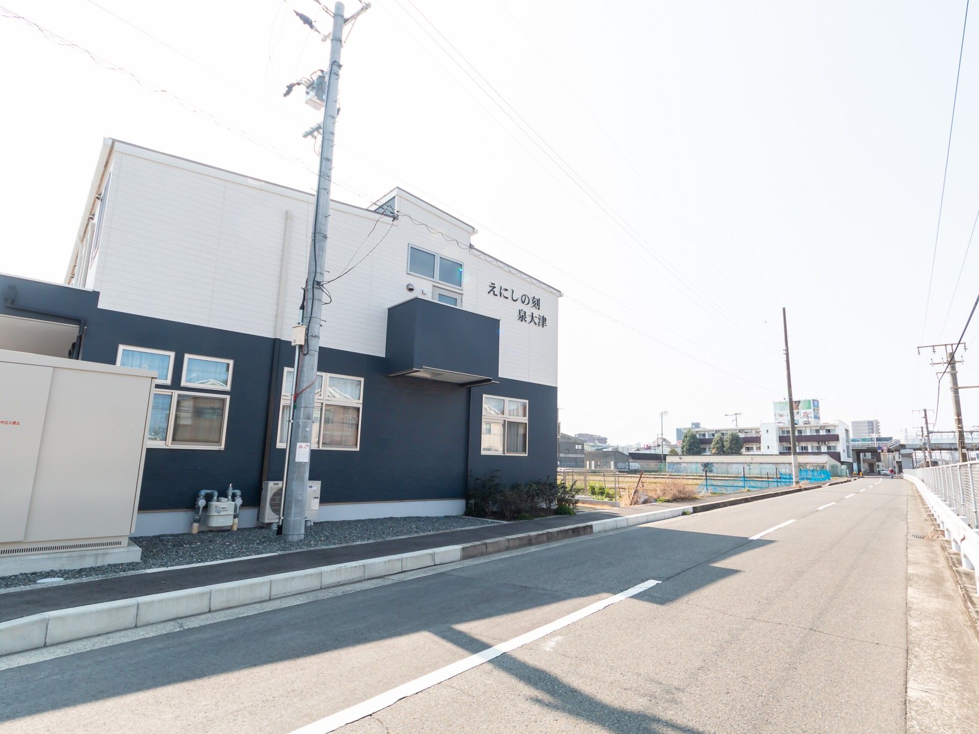 静かな通り沿いの建物