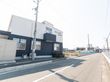 静かな通り沿いの建物