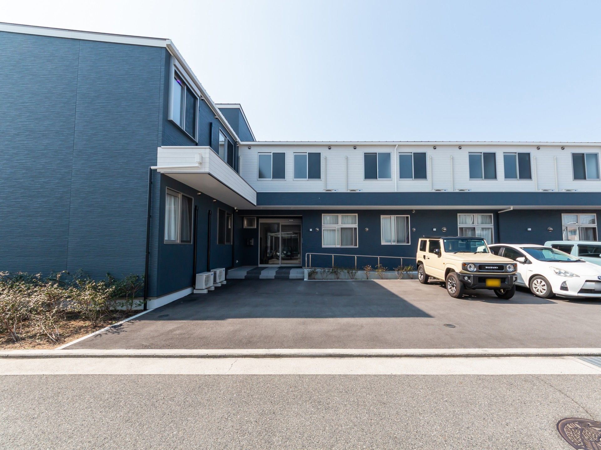 青い外壁の建物