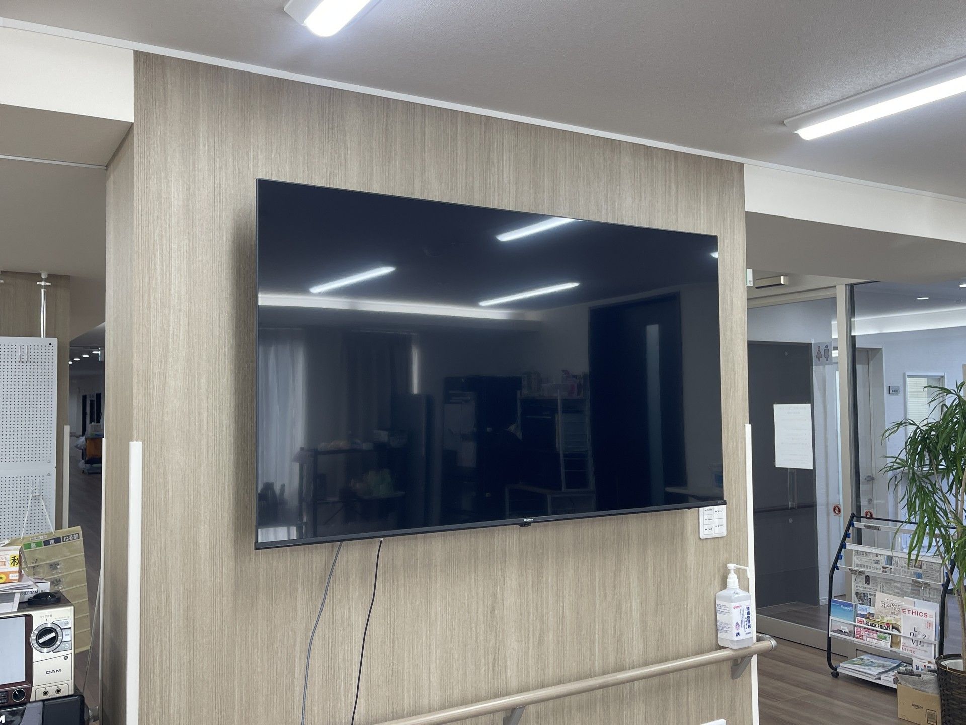 大画面テレビのある壁面