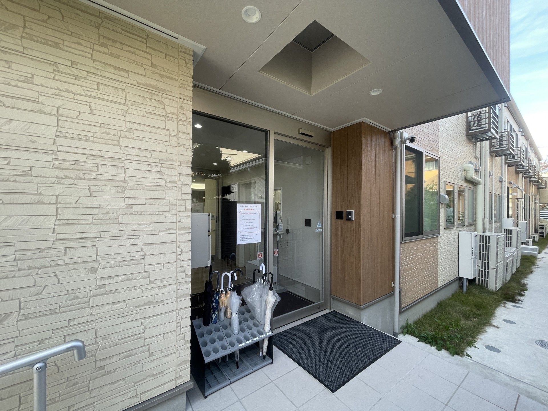 傘立てのある玄関