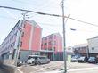 駐車場のある建物外観