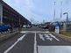 広々とした駐車場の外観