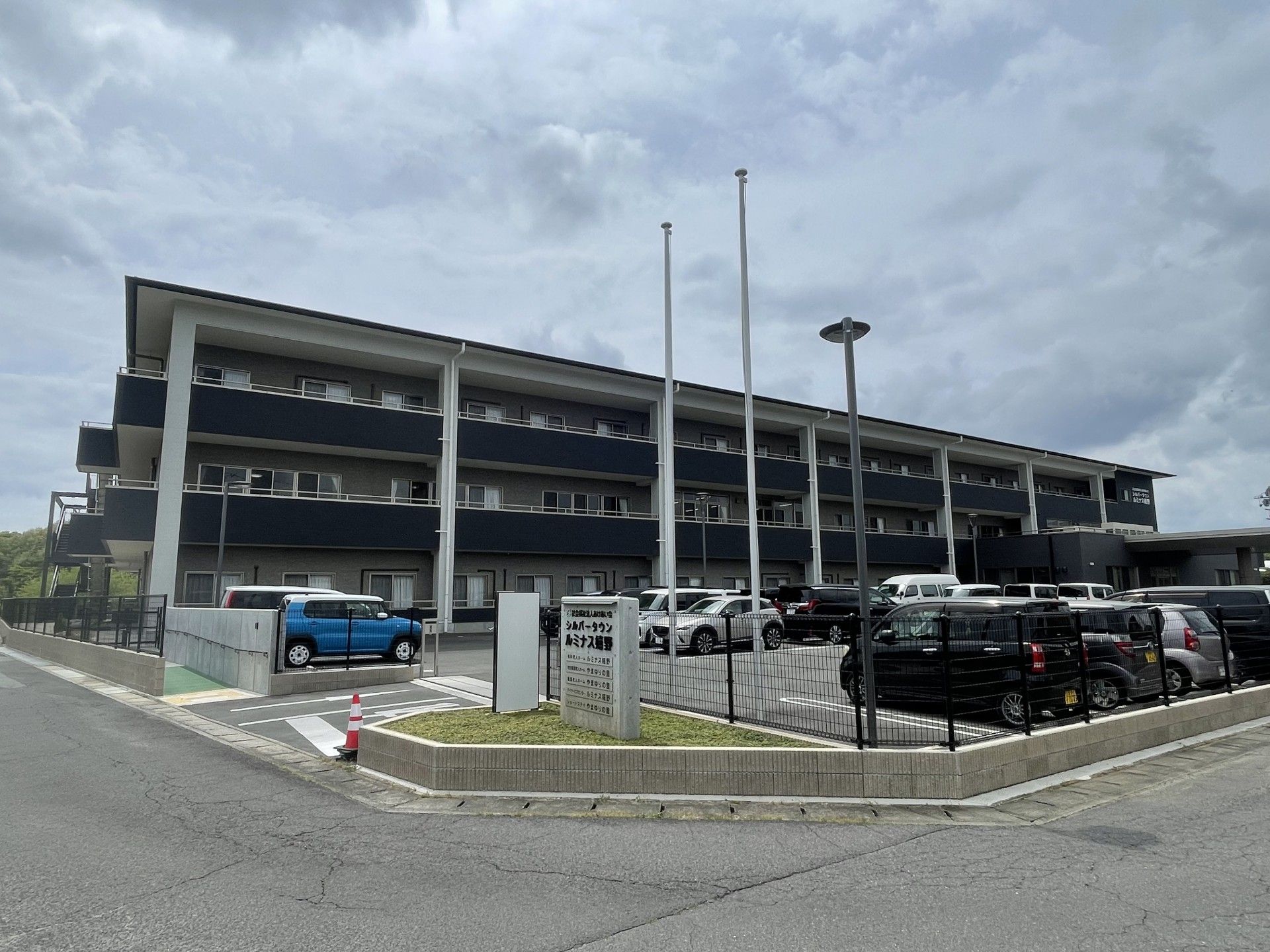 駐車場のある建物外観