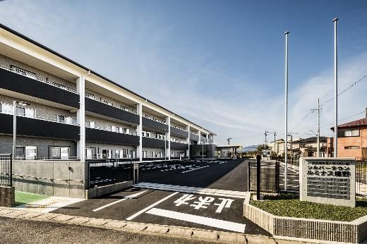 広い駐車場の建物外観