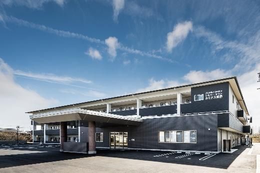 広い駐車場のある建物