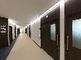 明るく広々とした廊下