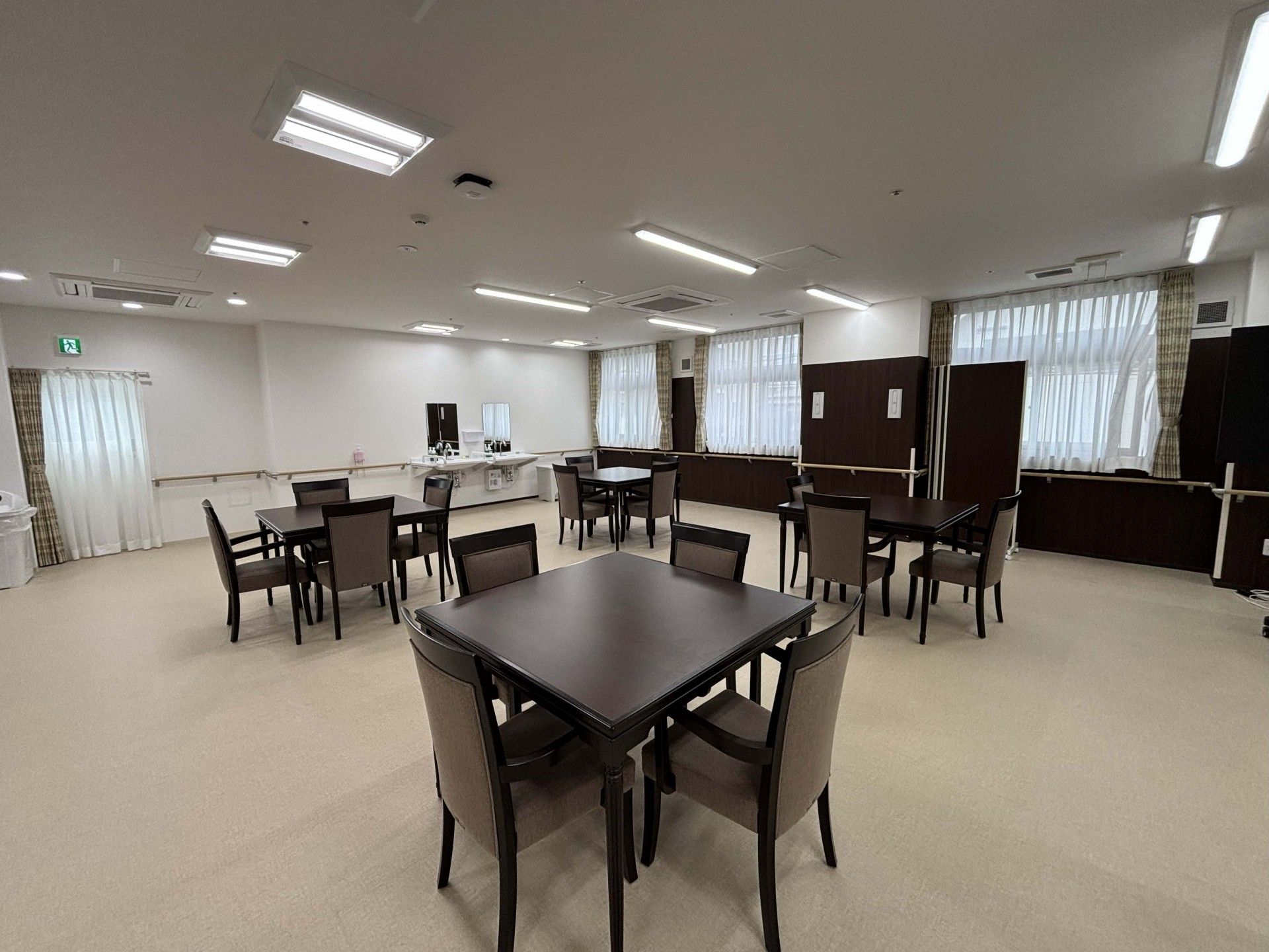 広いテーブルと椅子の部屋