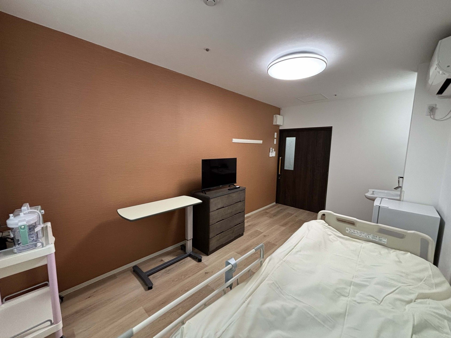 落ち着いた色調の個室