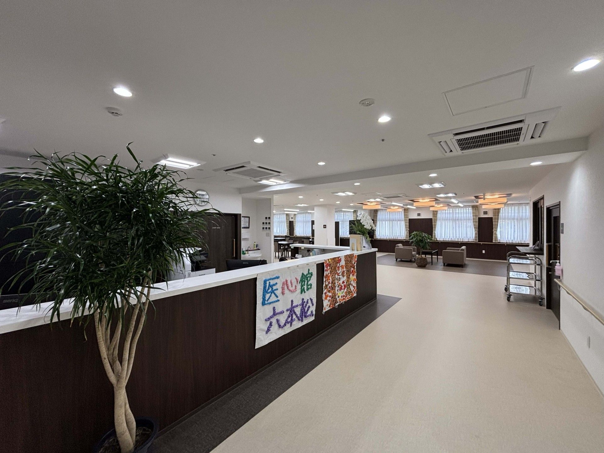 受付と広いロビー
