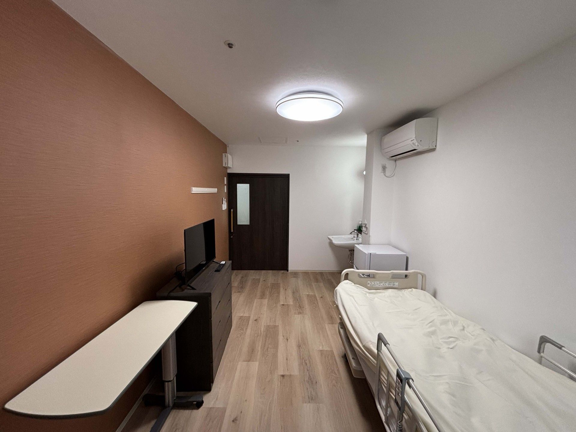 落ち着いた色調の個室