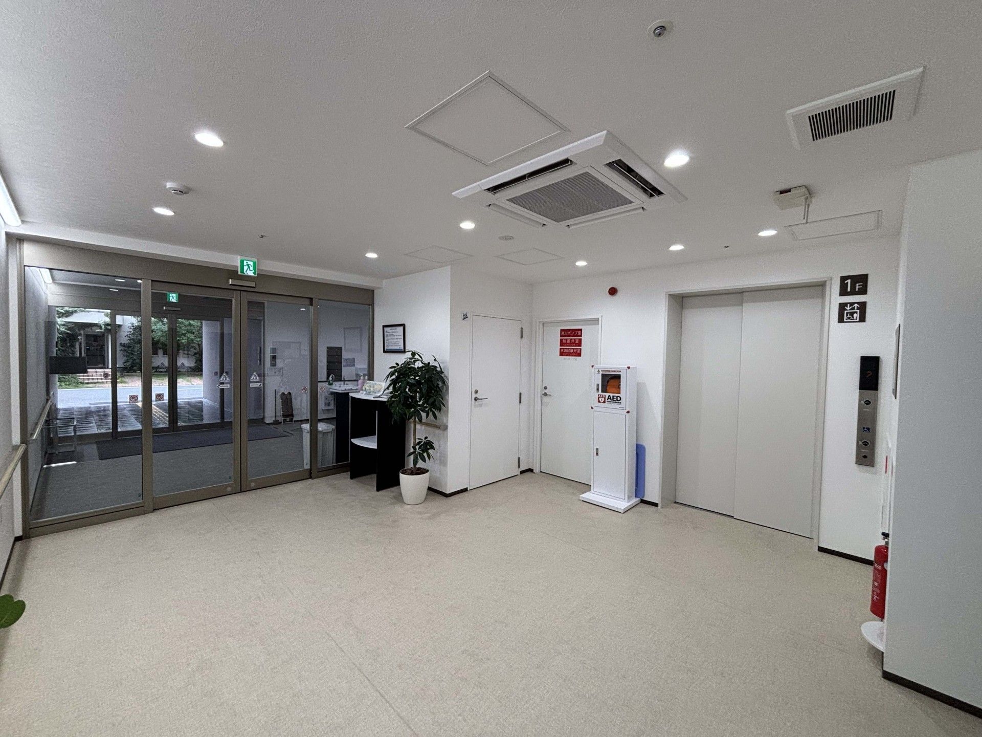 明るいエントランスホール