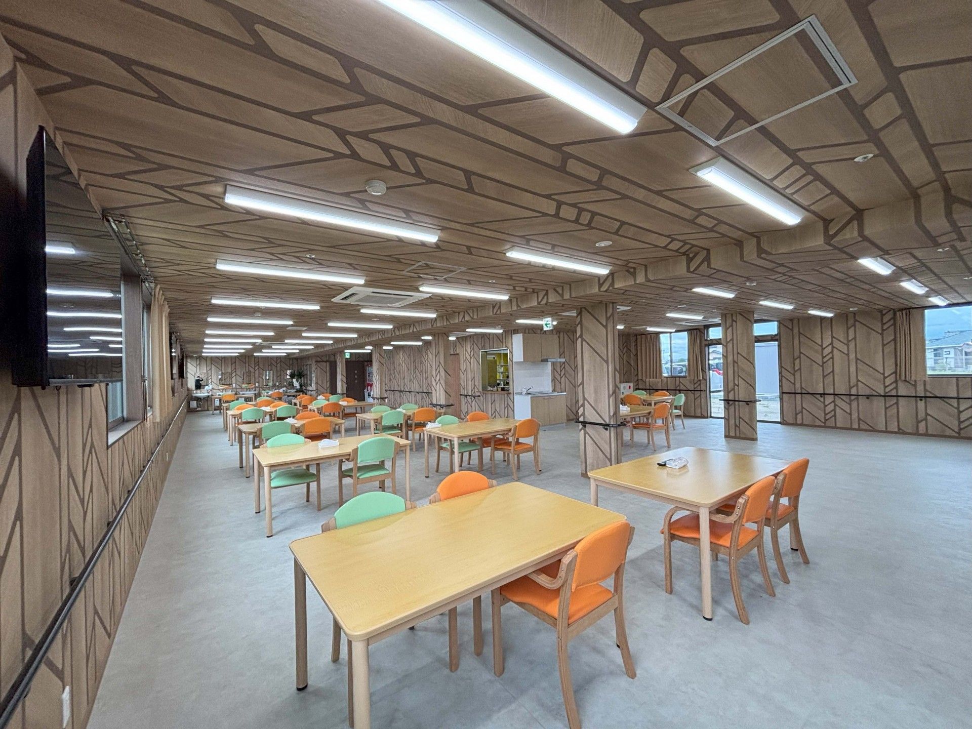 カラフルな椅子のある広間