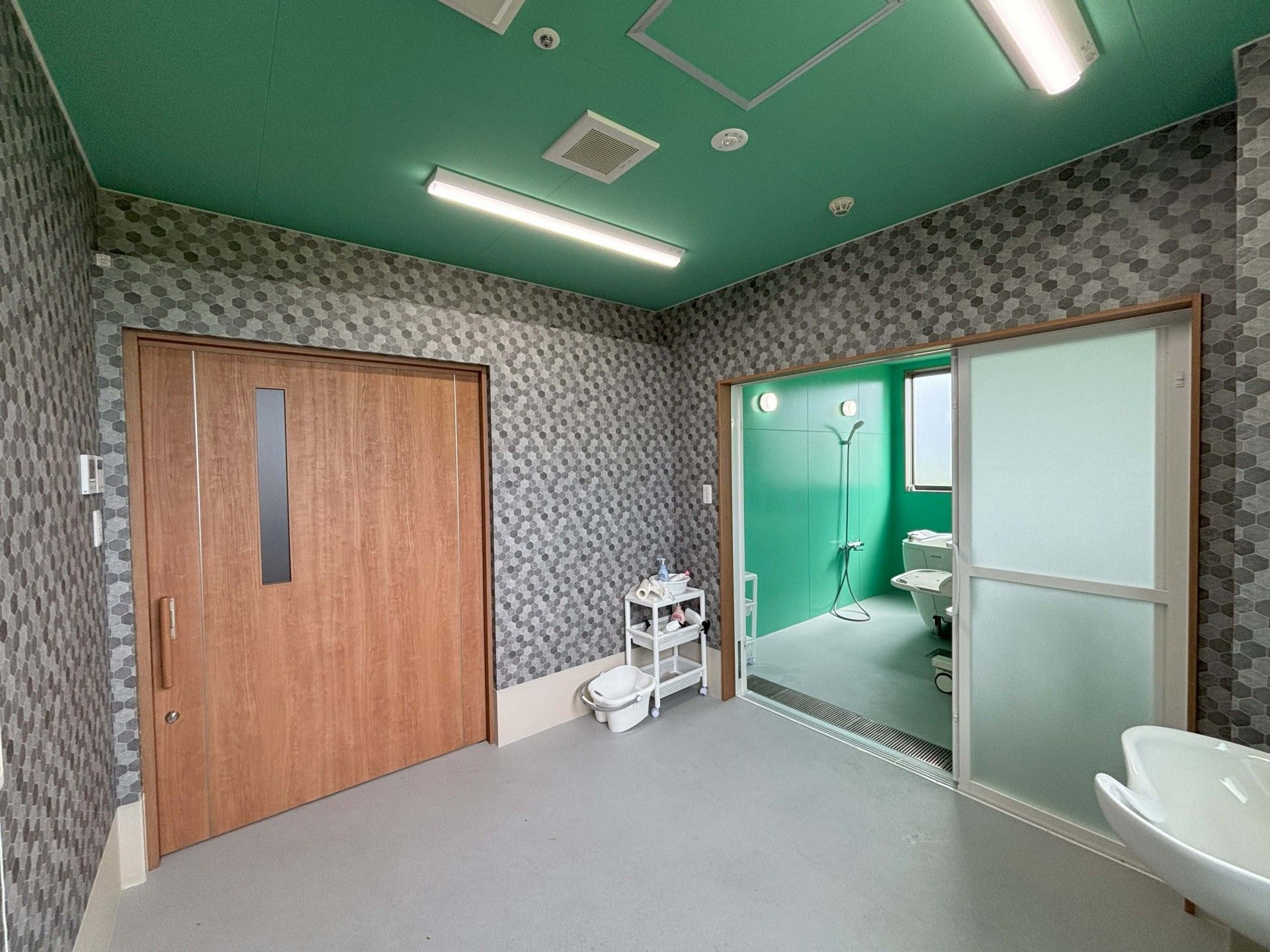 広い浴室の入口