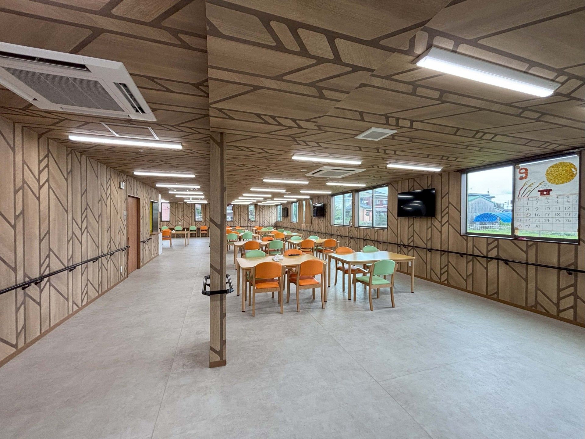 明るい食事スペース