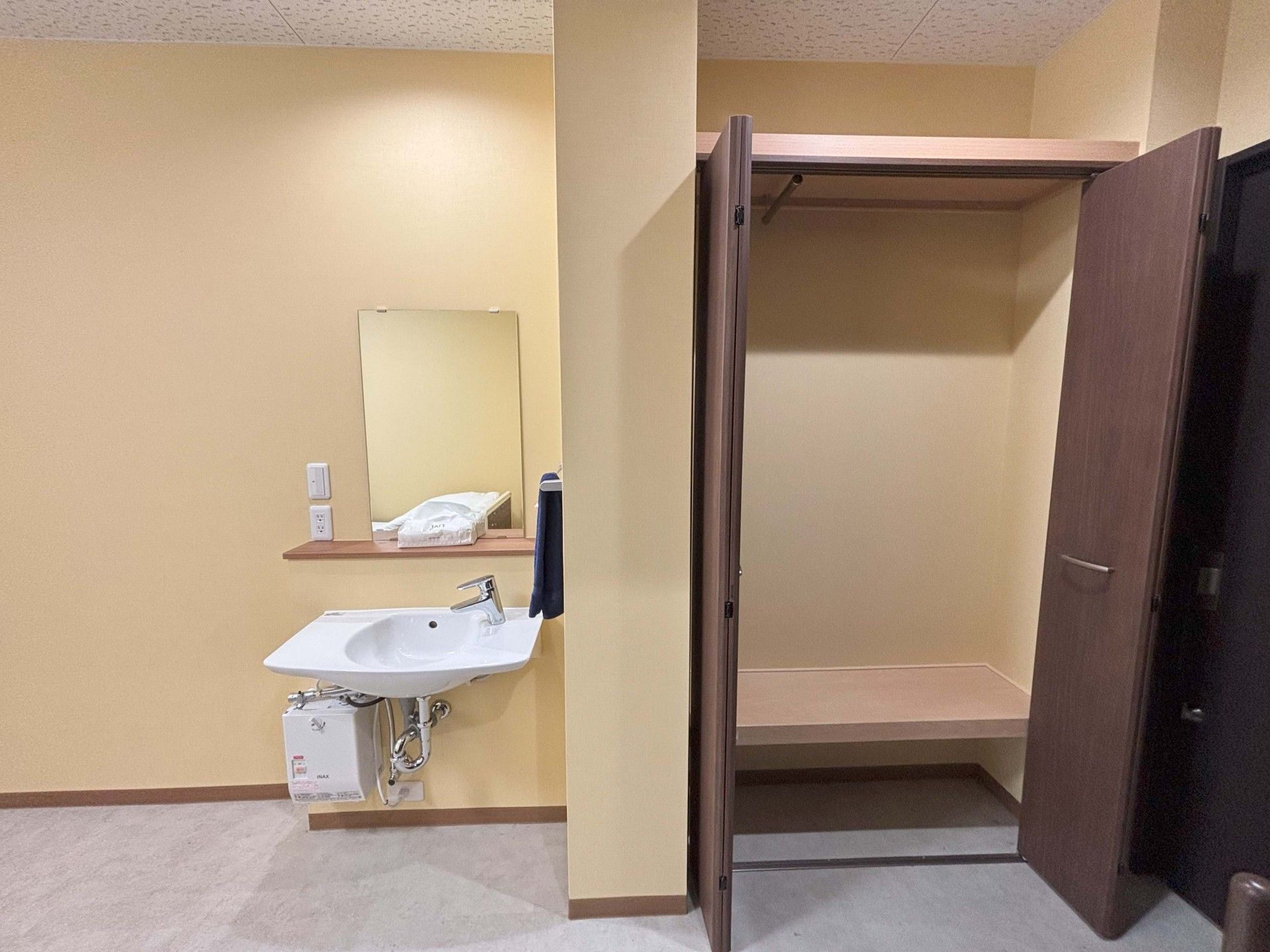 洗面台と収納スペース