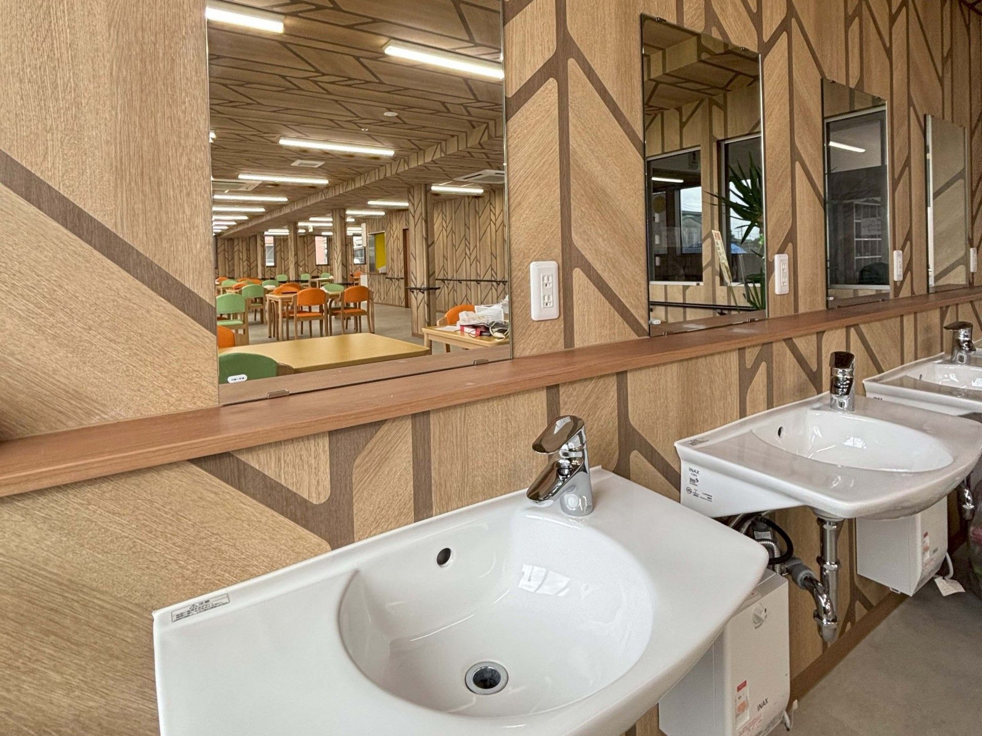 洗面台と食事スペース