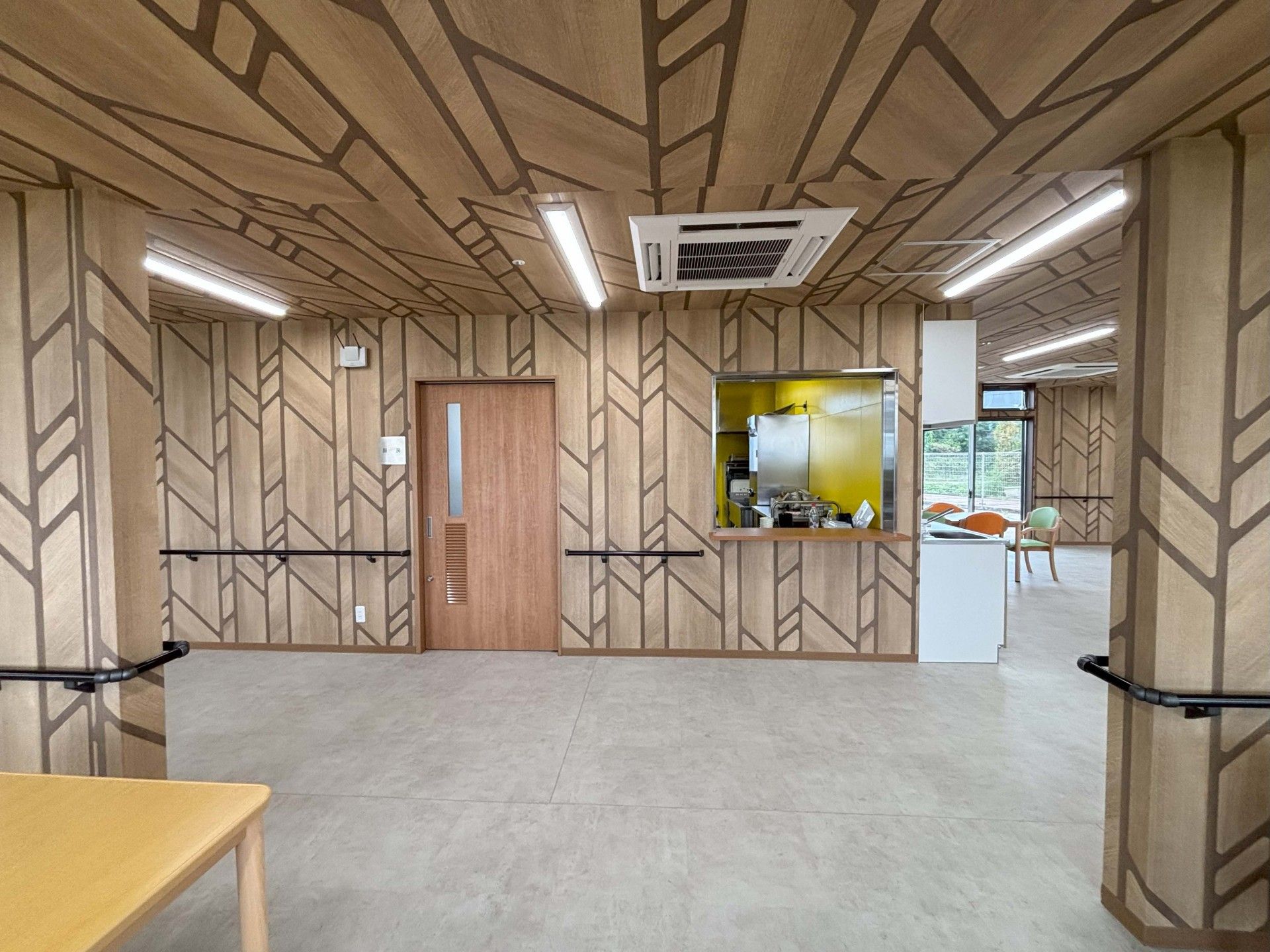 木目調の壁と天井の空間