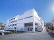 白い建物の外観