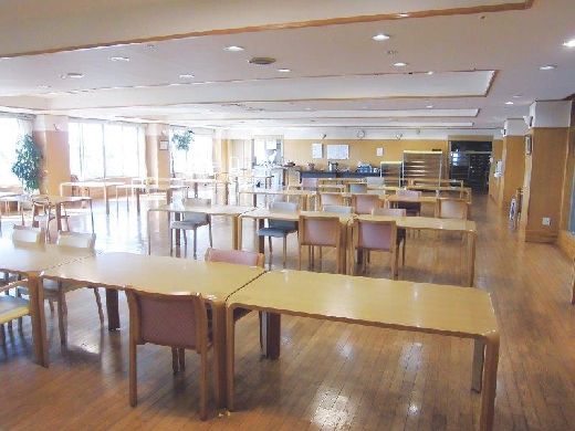 広々とした明るい食堂