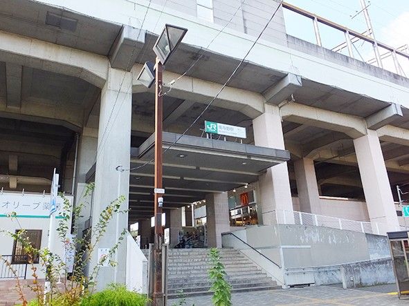 エレベーターとエスカレーター、車椅子対応トイレもある。駅から200メーターのところに17キロもの長いケヤキ並木が続いている。
