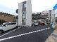建物の外観と駐車場