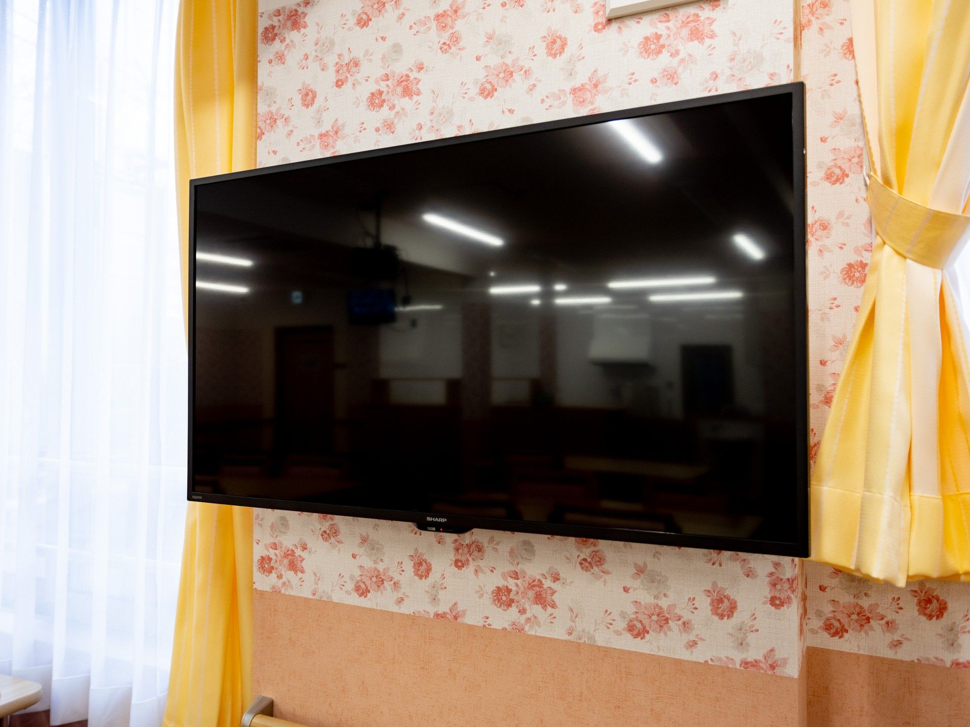 壁掛けテレビとカーテン
