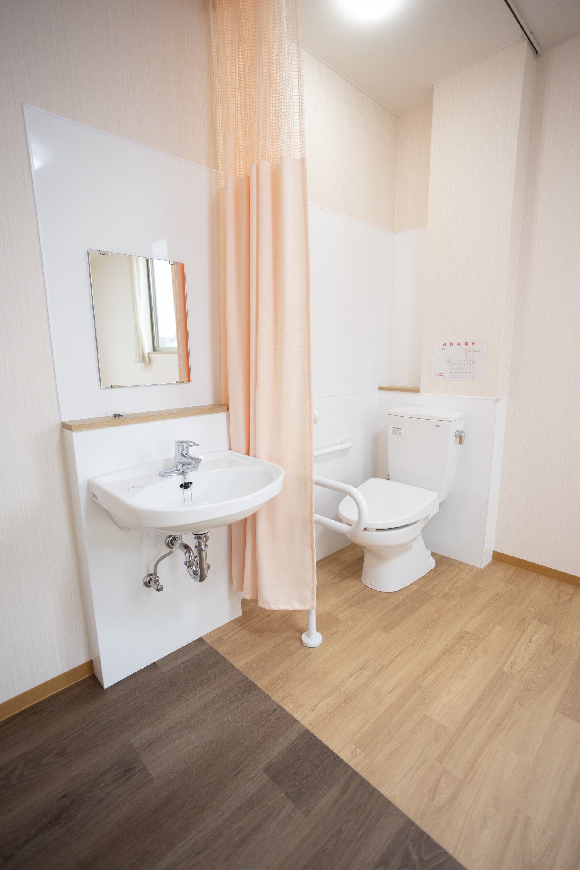 清潔なトイレと洗面台