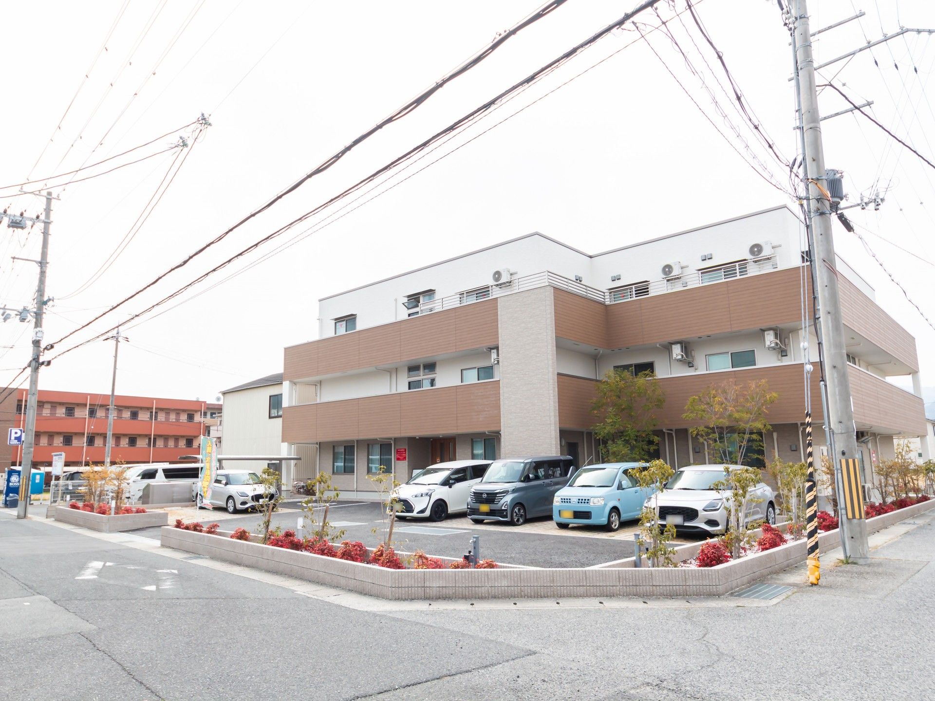 駐車場のある建物外観