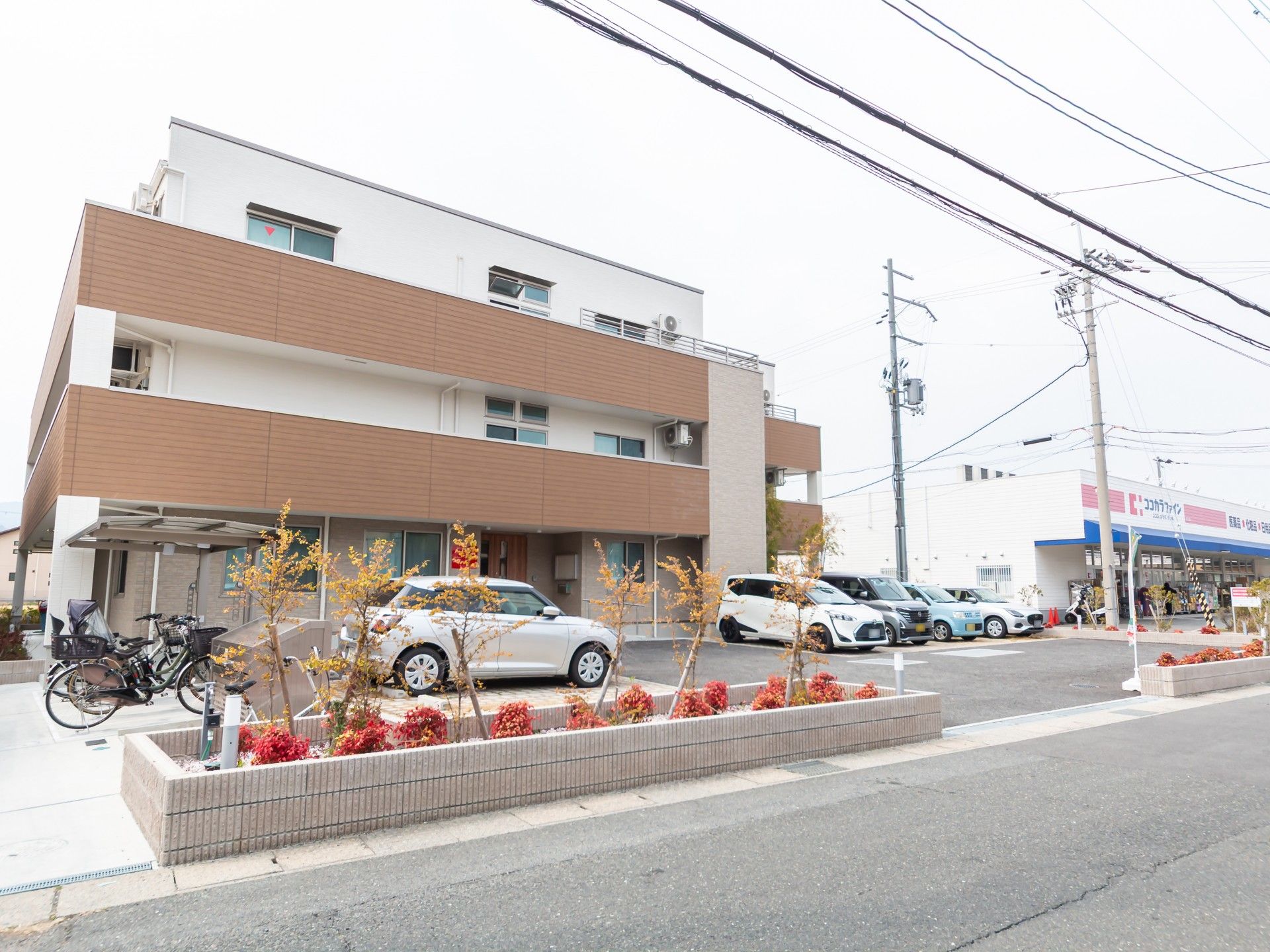 駐車場のある建物外観