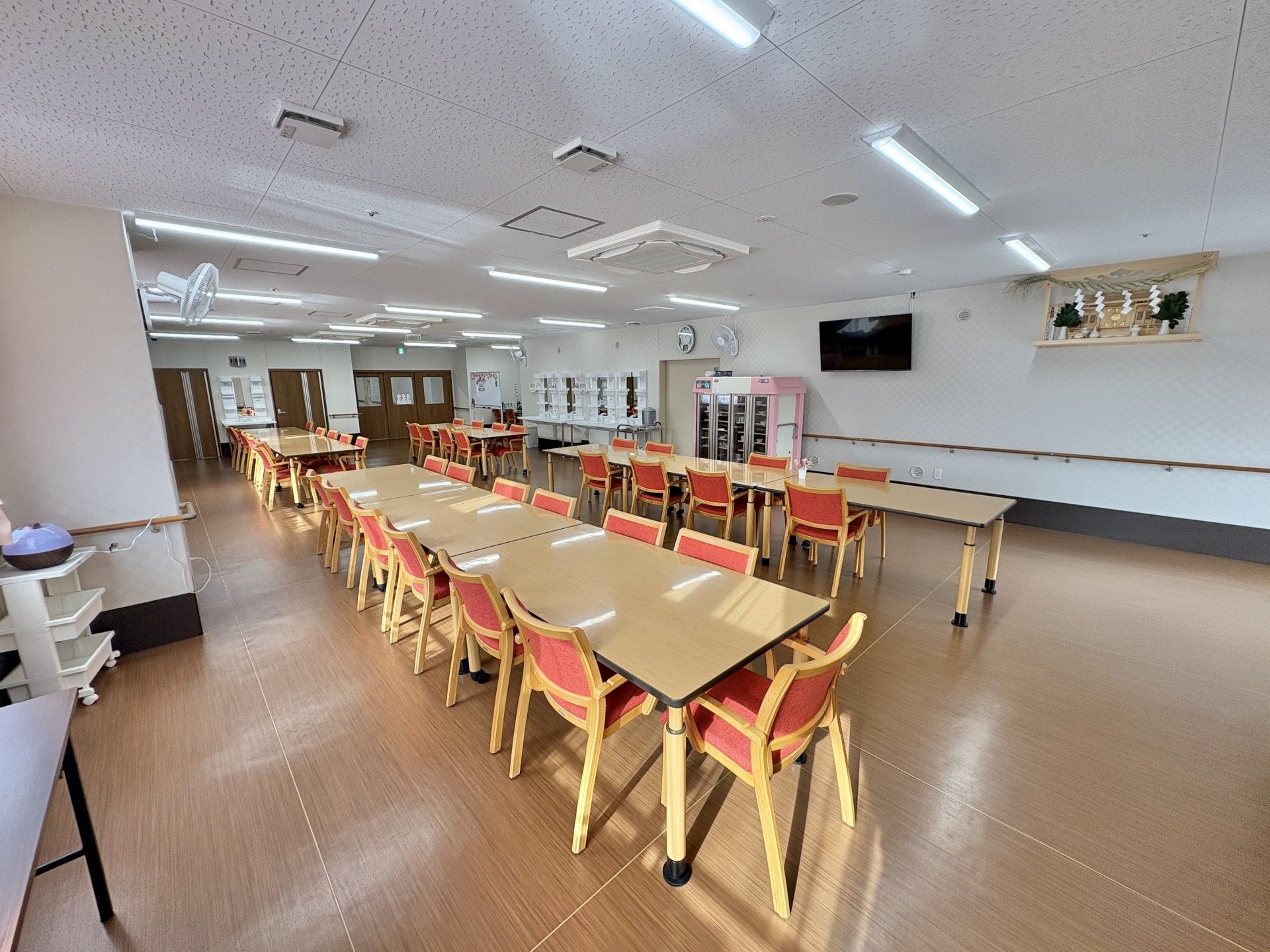 広いテーブルと椅子のある部屋